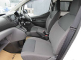 【VDC】運転操作やクルマの速度を検知して、ブレーキやエンジン出力の制御を 自動的に行い、滑りやすい路面やカーブを曲がるときや障害物を回避するときにクルマ の横滑りを軽減し、運転に安心感を与えます。