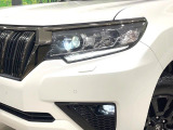 【LEDヘッドライト】悪天候や夜間走行時も良好な視界を確保し安心して運転できる高輝度LEDヘッドライトを装備!点灯速度が早く、消費電力も抑えられています。