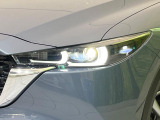 【LEDヘッドライト】悪天候や夜間走行時も良好な視界を確保し安心して運転できる高輝度LEDヘッドライトを装備!点灯速度が早く、消費電力も抑えられています。