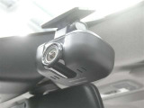 【ドラレコ搭載車】今や必需品のドライブレコーダー搭載車です。万が一のトラブルのときにも役に立つドライブレコーダーを装備しています。側面衝突や幅寄せ・割り込み対策に!