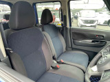 運転席と助手席はウォークスルーで移動できます。
