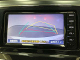 【バックガイドモニター】後方の映像をナビ画面に表示するだけでなく、ステアリング操作に連動して動くガイド線も同時に表示!予想進路の確認をしながら後退できるので便利です!