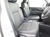 見えないところまで徹底洗浄!中古車をキレイで気持ちよくお乗りいただけるよう、トヨタ認定中古車はしっかりクリーニング。エンジンルームやシートを外した洗浄まで目に見えないところまで徹底的に洗浄しています。