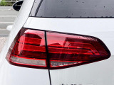 LEDテールランプは後続車からの視認性が高まり、万一の追突の危険性を軽減します。