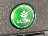 ECON モードをON にするとアクセルペダルの動きに対するエンジンの反応とエアコンの制御を切り換えることで、燃費のいい運転をするドライバーがペダルを踏んだ時と同じようにエンジンを制御します。
