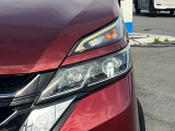 【LEDヘッドライト】悪天候や夜間走行時も良好な視界を確保し安心して運転できる高輝度LEDヘッドライトを装備!点灯速度が早く、消費電力も抑えられています。