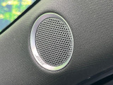 【BOSEサウンドシステム】メーカーオプションの高品位サウンドシステムを搭載。専用のチューニングが施された大小様々なスピーカーから良質なサウンドが奏でられ、臨場感あふれる音響空間を演出します。
