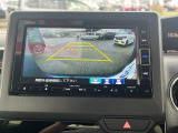 バック駐車が苦手な方や、初めてのお車で不安な方も安心。後方の映像をナビ画面に表示するため、周囲を確認しながらスムーズに駐車できます。