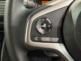 ステアリングにオーディオ操作スイッチが付いています。オーディオ画面に直接タッチしなくても操作が出来ますので、運転に集中できます。