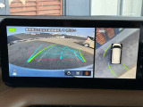 アラウンドビューモニター搭載。上から見下ろしたように液晶に映るのでスムーズな駐車をサポートします。