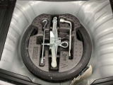 ラゲッジスペース下には車載工具を収納。