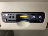 シートヒータースイッチの間にETCがついており、高速道路の料金所の通過も楽々です!。