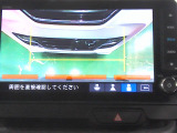 バックカメラの画像です。ガイドラインがスムースな車庫入れをサポートいたします。車庫入れの安心感がアップしますね。