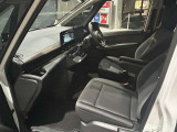助手席も広く、スムーズに乗り降りいただけます!