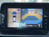 アラウンドビューモニター搭載。上から見下ろしたように液晶に映るのでスムーズな駐車をサポートします。