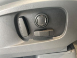 電動パワーシートですので運転中のシート調節も安全に行えます。微調整も可能ですのであなただけのドライビングポジションを実現します。