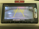 リバースギアに入れるだけで後方の表示へ切り替わります。夜間や雨の日の駐車も楽になりますよ。