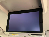 【純正11型後席モニター】家族や友人とお出かけする機会が多い方に大人気の後席モニターを装備!見やすい位置に画面がありテレビやDVDの視聴も快適!友達もお子様も、後席にしか乗らなくなるかも??