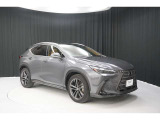 LEDヘッドランプにはアダプティブハイビームシステム「AHS」を採用。光検出カメラで車両検出をし、先行車や対向車に直接ハイビームを当てないように部分遮光します。