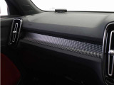 ダッシュボードに収められたカッティングエッジ・アルミニウム・パネルをLEDライトが照らし出し、XC40R-Designのインテリアに昼夜を問わず特別な雰囲気を添えます。