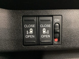 リアドアは乗り降りに便利な両側電動スライドドアです。また運転席に座っていながらスイッチ操作で自在にスライドドアを開け閉めできます。