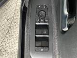 【パワーウインドウ】運転席のスイッチで、各席の窓ガラスの開閉ができます!あると便利ですよね!