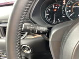 レバーをAUTOの位置にしているとき、レインセンサーが雨を感知すると、雨量に応じてワイパーが自動で作動してくれるオートワイパーを装備!設定変更で非作動にすると、間欠作動に固定されます。