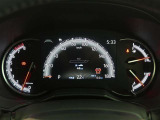 とっても見やすいメーターです。夜間時はラグジュアリーな気分にさせてくれる照明が魅力ですので、夜のドライブも楽しみになりますよ♪