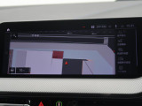 【純正ナビゲーション】BMWのナビゲーションは操作性も良く、詳細な地図情報と交通状況を見やすく表示し、快適なドライビングをサポートしながら目的地までナビゲートします。