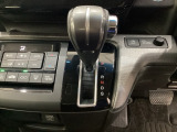 CVT車のセレクトレバーです。低速から高速まで、変速ショックのないスムーズな走りを実現するとともに、エンジン効率のよい領域を維持することで燃費にも貢献します。