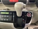 CVT車のセレクトレバーです。低速から高速まで、変速ショックのないスムーズな走りを実現するとともに、エンジン効率のよい領域を維持することで燃費にも貢献します。