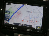 【8インチ】目的地を設定すれば、初めての場所でも簡単に行くことが出来ます。(音楽だって聴けちゃいます。)今や欠かせないアイテムですね。カーナビと共に楽しいカーライフを送って下さい!