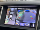 アラウンドビューモニター(バックカメラ・トップビュー画面)。車両を上空から見下ろしたような映像と後方映像で、駐車時の安全確認をサポートします。
