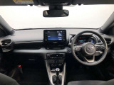 シンプルながら機能性あふれる運転席廻りです。視界性もよく、運転しやすいですよ。
