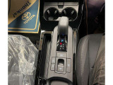 操作しやすいATシフトです♪シフトチェンジを気にしなくていいので運転だけに集中できますね!自然と手に届くところにある、手になじむ形状のシフトノブがいいですね♪