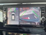 アラウンドビューモニター。上空から見下ろしているような映像で、スムースな駐車をサポートします。