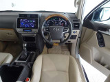 ウッド調と革巻きステアリングで快適な操作性の運転席です。