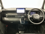 使いやすいレイアウトのダッシュボード周辺です。オートエアコンや小物入れなど嬉しい装備が満載です。