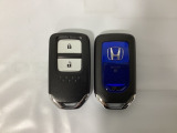 スマートキーを装備しています。鍵を差し込むことなくドアロックの開け閉めと、スタートボタン操作でのエンジンスタートができます。スペアキーも同じものを用意しております。