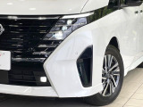 【LEDヘッドライト】悪天候や夜間走行時も良好な視界を確保し安心して運転できる高輝度LEDヘッドライトを装備!点灯速度が早く、消費電力も抑えられています。