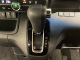 CVT車のセレクトレバーです。低速から高速まで、変速ショックのないスムーズな走りを実現するとともに、エンジン効率のよい領域を維持することで燃費にも貢献します。