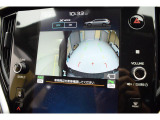 シフトレバーをリバースにすると連動してバックカメラ、サイドカメラ映像&バックセンサーに切り替わります。スイッチ一つでフロントカメラへの切り替えも出来ます