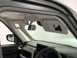 【サンバイザー】車内で身だしなみを整えるためのバニティミラーがセット。お化粧直しや髪型のチェックに活用できます。