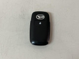 スマートキーを装備しています☆カギをカバンやポケットに入れて頂いた状態でドアロックの開閉やエンジンスタートをして頂けますよ!とても便利な装備です!