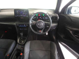 革巻きステアリングで快適な操作性の運転席です。