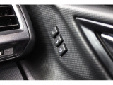 運転席シートポジションメモリーはあらかじめ登録しておいたシートポジションとともに、ドアミラーの角度を自動的に再現します。