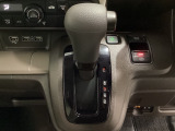 CVT車のセレクトレバーです。低速から高速まで、変速ショックのないスムーズな走りを実現するとともに、エンジン効率のよい領域を維持することで燃費にも貢献します。
