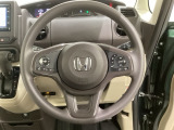 ハンドルにHondaセンシング系のクルーズコントロールやレーンキープアシストなどのスイッチと、オーディオの操作スイッチが装備されています。ハンドルから手を離さず安全に操作できます。