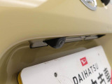 後退時に車両の後ろ側をモニター画面に表示します。車庫入れなどでバックする際に後方確認ができて便利です。車庫入れが苦手な人もこれで安心。