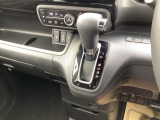 インパネシフトだから視線の移動も少なく足元もスッキリ♪運転席もゆったりしているのでゆとりを持ってドライブできますね!